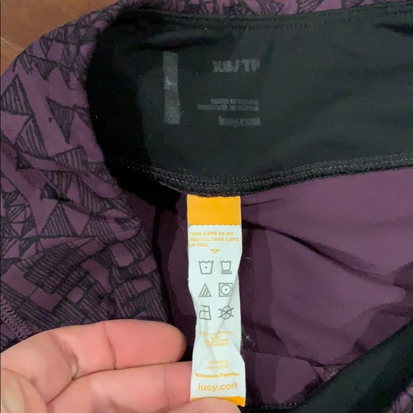 Lucy purple geometric patterned Capri leggings - Picture 3 of 4